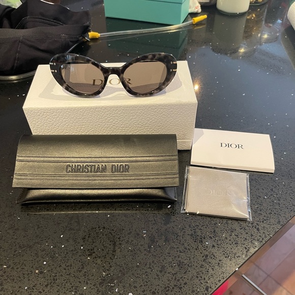 ๐ HOST PICK ๐. BNIB Dior signature b3U sunglasses in tortoise - Picture 6 of 6